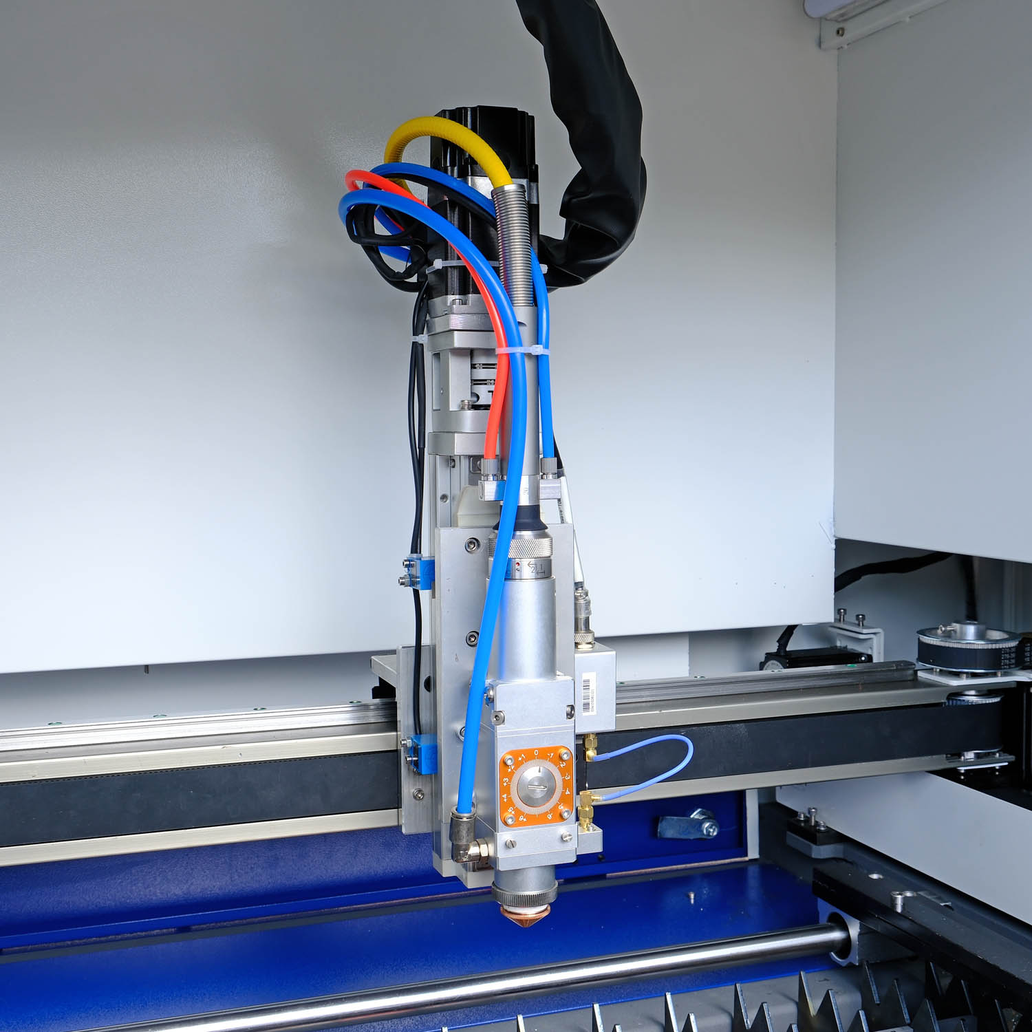 Tête de coupe Au3Tech A130M dans la machine de découpe FIBRE 1500W