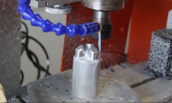 Aluminium sous le cutter - photo de l'ouvrage 6040 5D publiée par ChinaCNCzone