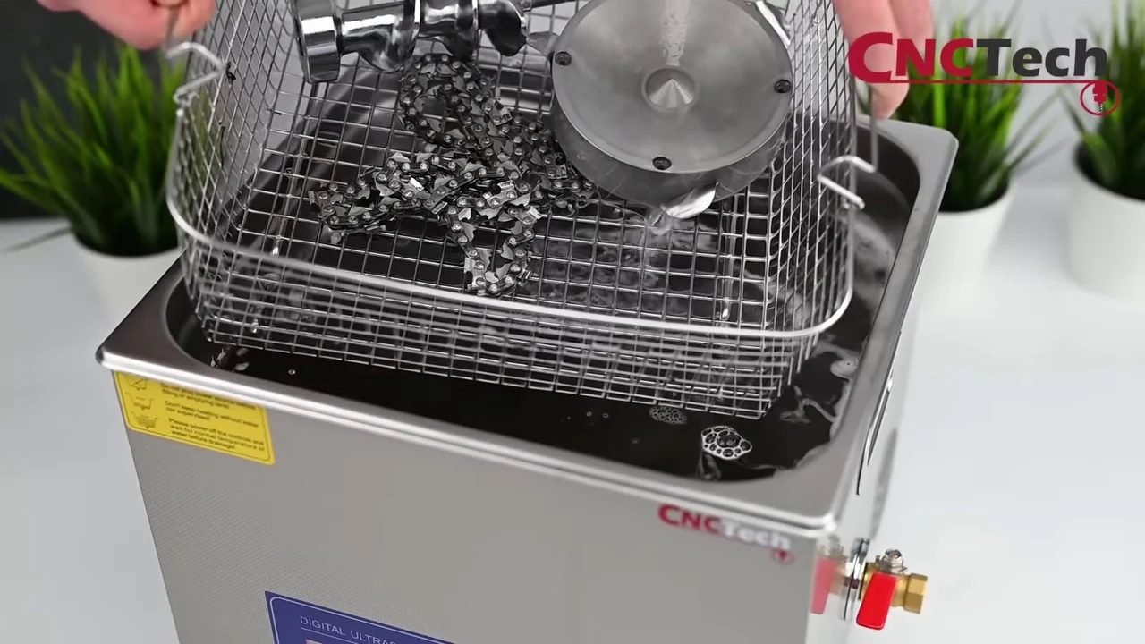 Après retrait du panier : surface nettement plus propre de la même pièce ronde